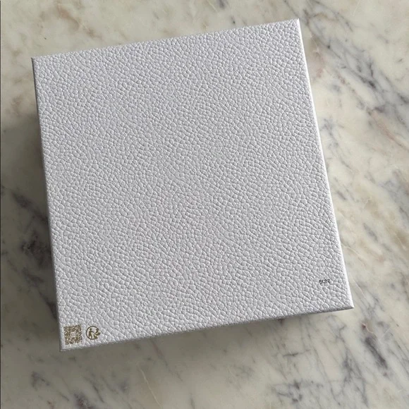 Dior // White and Gold Gift Box - Picture 4 of 5
